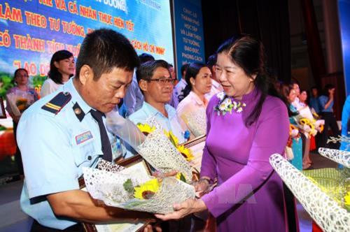 Trao tặng bằng khen và hoa cho các điển hình thực hiện tốt học tập và làm theo tư tưởng, đạo đức, phong cách Hồ Chí Minh. Ảnh: Thanh Vũ-TTXVN