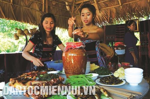 Thiếu nữ Cơ-tu chuẩn bị các món ăn truyền thống của dân tộc mình. Ảnh: Quốc Dũng Thiếu nữ Cơ-tu chuẩn bị các món ăn truyền thống của dân tộc mình. Ảnh: Quốc Dũng