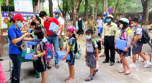 Hàng chục triệu học sinh, sinh viên của 63 tỉnh, thành đi học trở lại ảnh 9