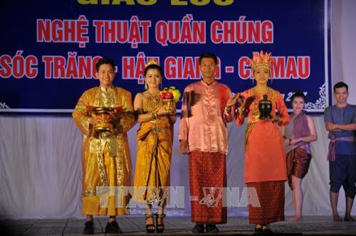 Trình diễn, giới thiệu trang phục truyền thống của đồng bào Khmer Nam bộ tại trình giao lưu nghệ thuật quần chúng tỉnh Sóc Trăng – Hậu Giang – Cà Mau diễn ra trong khuôn viên chùa Xiêm Cán (xã Vĩnh Trạch Đông, Thành phố Bạc Liêu, tỉnh Bạc Liêu). Ảnh: Mạnh Linh-TTXVN