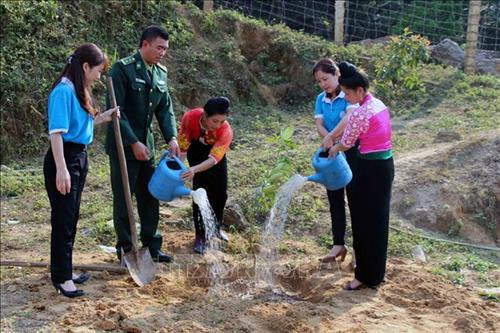 Các cấp Hội phụ nữ và lực lượng Bộ đội biên phòng chung tay phát triển cộng đồng, hưởng ứng phong trào “Cả nước chung tay vì người nghèo, không có ai bị bỏ lại phía sau”. Ảnh: Diệp Anh – TTXVN Các cấp Hội phụ nữ và lực lượng Bộ đội biên phòng chung tay phát triển cộng đồng, hưởng ứng phong trào “Cả nước chung tay vì người nghèo, không có ai bị bỏ lại phía sau”. Ảnh: Diệp Anh – TTXVN