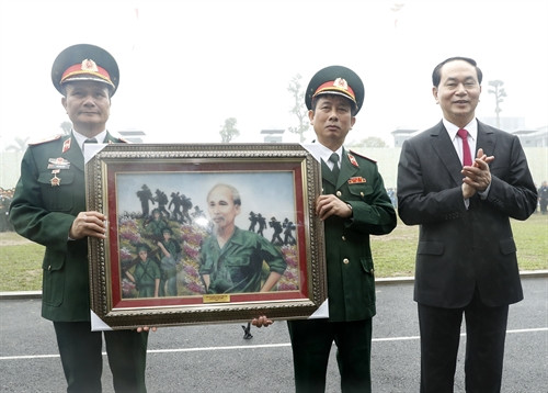 Chủ tịch nước Trần Đại Quang trao tặng bức tranh "Bác vẫn cùng chúng cháu hành quân" cho Bộ Tư lệnh Binh chủng Đặc công. Ảnh: Nhan Sáng-TTXVN