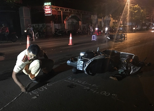 Cảnh sát giao thông đang điều tra nguyên nhân vụ tai nạn. Ảnh: Dương Giang- TTXVN Cảnh sát giao thông đang điều tra nguyên nhân vụ tai nạn. Ảnh: Dương Giang- TTXVN