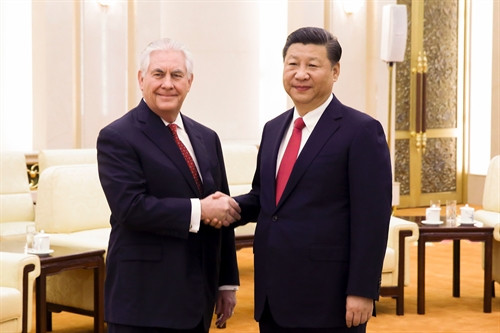 Chủ tịch Trung Quốc Tập Cận Bình (ảnh, phải) tiếp Ngoại trưởng Mỹ Rex Tillerson (ảnh, trái). AFP/TTXVN