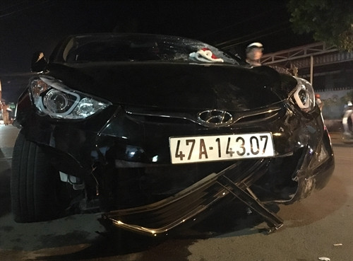 Chiếc xe ô tô gây tai nạn liên hoàn với xe máy làm 8 người phải nhập viện. Ảnh: Dương Giang- TTXVN Chiếc xe ô tô gây tai nạn liên hoàn với xe máy làm 8 người phải nhập viện. Ảnh: Dương Giang- TTXVN