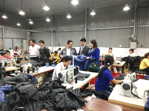 Lớp đào tạo nghề may công nghiệp cho 100 lao động tại Công ty CP may và Thương mại Gio Linh, tỉnh Quảng Trị. Ảnh : congnghieptieudung.vn Lớp đào tạo nghề may công nghiệp cho 100 lao động tại Công ty CP may và Thương mại Gio Linh, tỉnh Quảng Trị. Ảnh : congnghieptieudung.vn