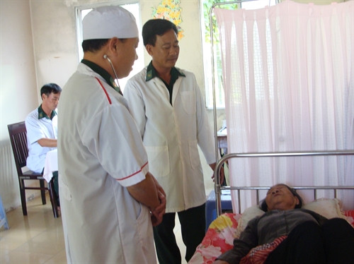 Các y bác sỹ tại Trạm quân dân y kết hợp Đồn Biên phòng Vĩnh Gia thăm, khám sức khỏe cho đồng bào