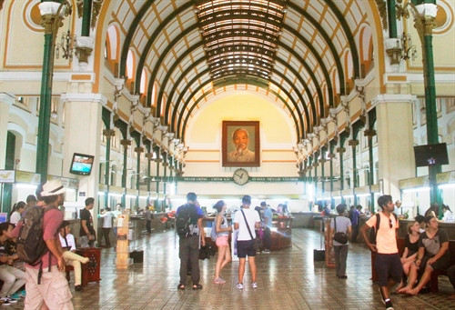 Nét kiến trúc cổ kính bên trong bưu điện thu hút du khách.