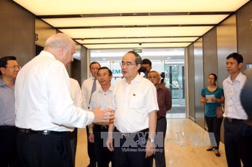 Bí thư Thành ủy thành phố Hồ Chí Minh Nguyễn Thiện Nhân đến thăm và làm việc tại Công trường Ngôi Nhà Đức của Công ty TNHH Ngôi Nhà Đức thành phố Hồ Chí Minh. Ảnh: Thanh Vũ – TTXVN