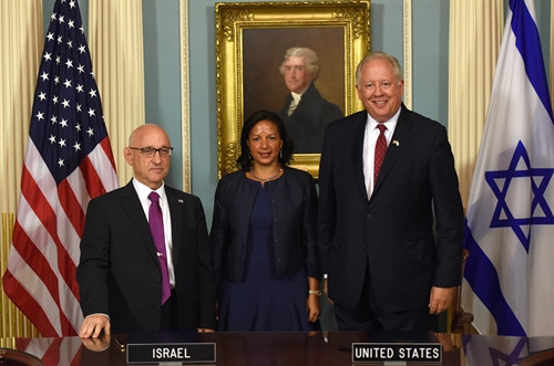 Trong ảnh (từ trái sang): Quyền Cố vấn An ninh quốc gia Israel Jacob Nagel, Cố vấn An ninh quốc gia Mỹ Susan Rice và Thứ trưởng Ngoại giao Mỹ Thomas Shannon tại lễ ký thỏa thuận ở Washington D.C., ngày 14/9. THX/TTXVN