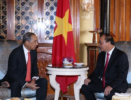 Thủ tướng Nguyễn Xuân Phúc tiếp ông Ronald Arculli, Chủ tịch Tập đoàn bảo hiểm FWD. Ảnh: Thống Nhất-TTXVN