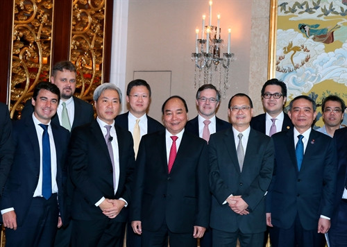 Tiếp tục chương trình thăm chính thức Trung Quốc, sáng 15/9/2016, tại Đặc khu hành chính Hồng Công-Trung Quốc, Thủ tướng Nguyễn Xuân Phúc làm việc với một số nhà đầu tư tài chính, quản lý quỹ lớn Hồng Công. Ảnh: Thống Nhất-TTXVN