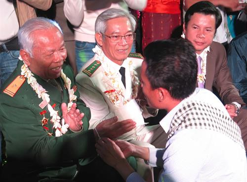 Đại học Huế đã trao giấy khen cho các bạn lưu học sinh Lào có thành tích cao trong học tập và rèn luyện. Ảnh: Tường Vi - TTXVN Lễ té nước trong ngày Tết Bunpimay. Ảnh: Tường Vi - TTXVN Buộc chỉ cổ tay chúc nhau an khang, thịnh vượng, sức khỏe và may mắn. Ảnh: Tường Vi - TTXVN Buộc chỉ cổ tay chúc nhau an khang, thịnh vượng, sức khỏe và may mắn. Ảnh: Tường Vi - TTXVN Lễ cầu may được tiến hành trang trọng và ấm cúng. Ảnh: Tường Vi - TTXVN Đại học Huế đã trao giấy khen cho các bạn lưu học sinh Lào có thành tích cao trong học tập và rèn luyện. Ảnh: Tường Vi - TTXVN Lễ té nước trong ngày Tết Bunpimay. Ảnh: Tường Vi - TTXVN Buộc chỉ cổ tay chúc nhau an khang, thịnh vượng, sức khỏe và may mắn. Ảnh: Tường Vi - TTXVN Buộc chỉ cổ tay chúc nhau an khang, thịnh vượng, sức khỏe và may mắn. Ảnh: Tường Vi - TTXVN Lễ cầu may được tiến hành trang trọng và ấm cúng. Ảnh: Tường Vi - TTXVN