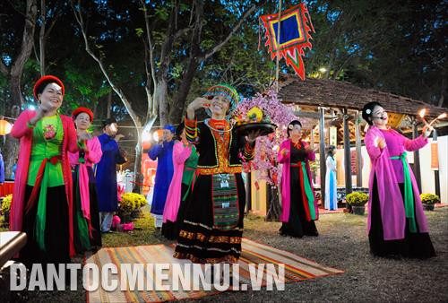 Tiết mục ca múa truyền thống được các nghệ sỹ trình diễn tại lễ hội Tết Việt