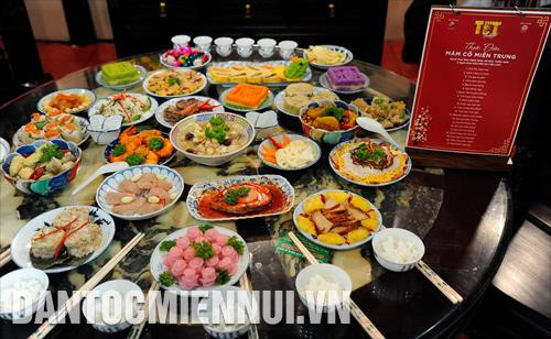 Mâm cỗ truyền thống ngày Tết ở Miền Trung được trưng bày tại lễ hội Tết Việt