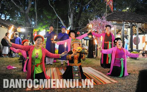 Tiết mục ca múa truyền thống được các nghệ sỹ trình diễn tại lễ hội Tết Việt