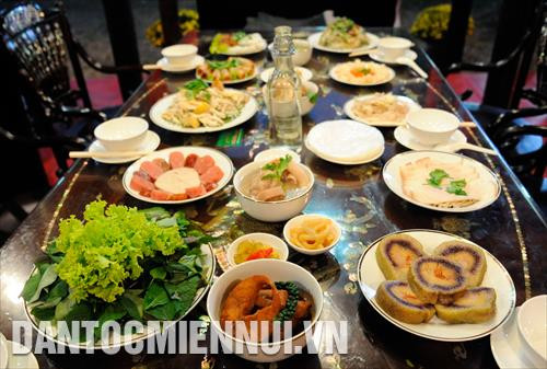 Mâm cỗ truyền thống ngày Tết ở Miền Nam được trưng bày tại lễ hội Tết Việt