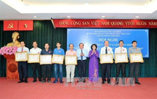 Lãnh đạo MTTQVN Thành phố Hồ Chí Minh khen thưởng các tập thể có đóng góp trong cuộc vận động. Ảnh: Phương Vy-TTXVN. Lãnh đạo MTTQVN Thành phố Hồ Chí Minh khen thưởng các tập thể có đóng góp trong cuộc vận động. Ảnh: Phương Vy-TTXVN.