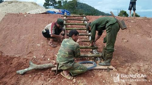Thuộc địa phận 3 xã Nậm Giải, Châu Kim và Châu Thôn, huyện Quế Phong (Nghệ An) dốc Bù Chồng Cha mang vẻ đẹp bí ẩn riêng có. Những ngày này, Bù Chồng Cha đón rất nhiều phượt thủ lên đây vui Tết Độc lập cùng dân bản. Ảnh: Thò Cường Người dân làm cầu thang dẫn khách lên bãi bằng trên đỉnh Bù Chồng Cha thưởng thức những món đặc sản và các hoạt động vui Tết Độc lập. Ảnh: Thò Cường Mua gà về ăn Tết. Ảnh: Thò Cường Mổ lợn đón khách đến bản vui Tết. Ảnh: Thò Cường Chế biến món chẻo từ cá nướng, muối, hành, ớt, mặc khẻn... để chấm măng nứa - món ngon không thể thiếu trong mâm cỗ đón Tết Độc lập. Ảnh: Thò Cường Uống rượu cần, múa lăm vông bên lửa trại bập bùng. Ảnh: Thò Cường Lên Bù Chồng Cha đón Tết Độc lập, du khách sẽ có ấn tượng khó quên với cảnh sắc, khí hậu và tình người nồng hậu nơi đây. Ảnh: Thò Cường Thuộc địa phận 3 xã Nậm Giải, Châu Kim và Châu Thôn, huyện Quế Phong (Nghệ An) dốc Bù Chồng Cha mang vẻ đẹp bí ẩn riêng có. Những ngày này, Bù Chồng Cha đón rất nhiều phượt thủ lên đây vui Tết Độc lập cùng dân bản. Ảnh: Thò Cường Người dân làm cầu thang dẫn khách lên bãi bằng trên đỉnh Bù Chồng Cha thưởng thức những món đặc sản và các hoạt động vui Tết Độc lập. Ảnh: Thò Cường Mua gà về ăn Tết. Ảnh: Thò Cường Mổ lợn đón khách đến bản vui Tết. Ảnh: Thò Cường Chế biến món chẻo từ cá nướng, muối, hành, ớt, mặc khẻn... để chấm măng nứa - món ngon không thể thiếu trong mâm cỗ đón Tết Độc lập. Ảnh: Thò Cường Uống rượu cần, múa lăm vông bên lửa trại bập bùng. Ảnh: Thò Cường Lên Bù Chồng Cha đón Tết Độc lập, du khách sẽ có ấn tượng khó quên với cảnh sắc, khí hậu và tình người nồng hậu nơi đây. Ảnh: Thò Cường