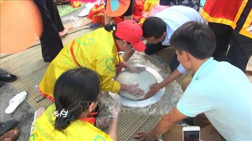 Công đoạn giã bánh được thực hiện bởi những thanh niên trai tráng có sức khỏe trong làng. Ảnh: Khiếu Tư-TTXVN Tất cả các đội đều nỗ lực hết mình để sớm có sản phẩm dự thi. Ảnh: Khiếu Tư-TTXVN Tất cả các công đoạn làm nên chiếc bánh được các đội tái diễn chi tiết, thể hiện sức mạnh đoàn kết, sự dẻo dai, khéo léo trong việc tạo nên hình tượng trời đất vuông tròn. Ảnh: Khiếu Tư-TTXVN Mỗi làng làm 2 bánh giầy có đường kính 30cm, đỉnh cao 10cm đặt trên mâm đồng dự thi. Ảnh: Khiếu Tư-TTXVN