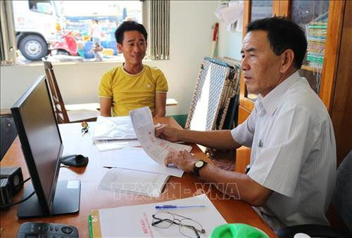 Ngư dân Ninh Thuận làm thủ tục ghi và nộp nhật ký khai thác hải sản tại Ban quản lý khai thác cảng cá Đông Hải, thành phố Phan Rang - Tháp Chàm. Ảnh: Nguyễn Thành - TTXVN