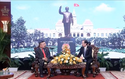 Ông Lê Thanh Liêm, Phó Chủ tịch Thường trực UBND Thành phố Hồ Chí Minh tiếp ông Ly Vann Hong, Đặc phái viên Chính phủ Hoàng gia, Quốc vụ khanh Bộ Thông tin Vương quốc Campuchia. Ảnh: Xuân Khu - TTXVN