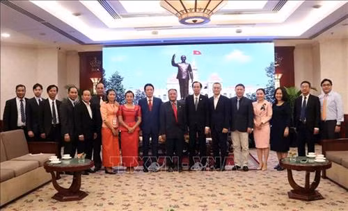 Ông Lê Thanh Liêm, Phó Chủ tịch Thường trực UBND Thành phố Hồ Chí Minh tiếp ông Ly Vann Hong, Đặc phái viên Chính phủ Hoàng gia, Quốc vụ khanh Bộ Thông tin Vương quốc Campuchia. Ảnh: Xuân Khu - TTXVN