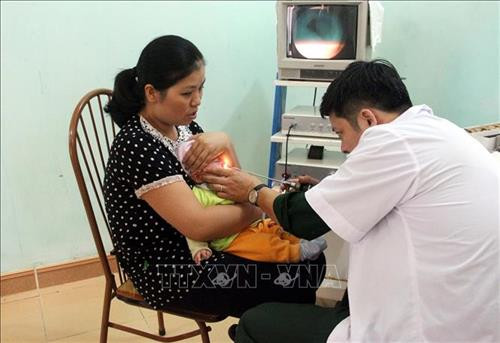 Bác sỹ quân y khám bệnh miễn phí cho người dân xã Tân Trào. Ảnh: Quang Cường - TTXVN Bác sỹ quân y khám bệnh miễn phí cho người dân xã Tân Trào. Ảnh: Quang Cường - TTXVN