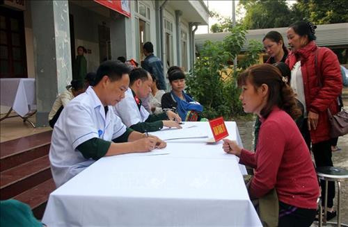 Bàn đăng ký khám bệnh miễn phí cho người dân do Bộ Quốc phòng tổ chức. Ảnh: Quang Cường - TTXVN Bàn đăng ký khám bệnh miễn phí cho người dân do Bộ Quốc phòng tổ chức. Ảnh: Quang Cường - TTXVN