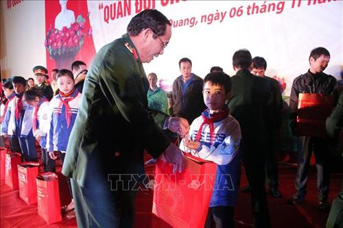 Thượng tướng Trần Quang Phương, Phó Chủ nhiệm Tổng cục Chính trị tặng quà cho học sinh nghèo vượt khó xã Tân Trào. Ảnh: Quang Cường - TTXVN Thượng tướng Trần Quang Phương, Phó Chủ nhiệm Tổng cục Chính trị tặng quà cho học sinh nghèo vượt khó xã Tân Trào. Ảnh: Quang Cường - TTXVN