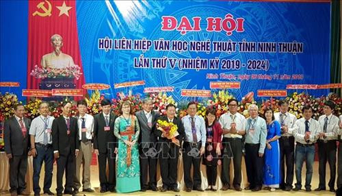 Lãnh đạo tỉnh Ninh Thuận tặng hoa chúc mừng Ban Chấp hành Hội Liên hiệp Văn học Nghệ thuật tỉnh Ninh Thuận, nhiệm kỳ 2019 - 2024. Ảnh: Công Thử - TTXVN