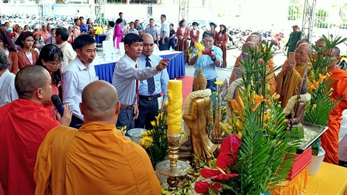 Phụ nữ Thái với mũ bảo hiểm "tằng cẩu" tại buổi lễ. Ảnh: Nguyễn Hồng Cường - TTXVN Phụ nữ Thái với mũ bảo hiểm "tằng cẩu" tại buổi lễ. Ảnh: Nguyễn Hồng Cường - TTXVN