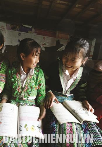 Học sinh Trường phổ thông dân tộc bán trú tiểu học và trung học cơ sở Suối Giàng ôn bài trước khi đến lớp