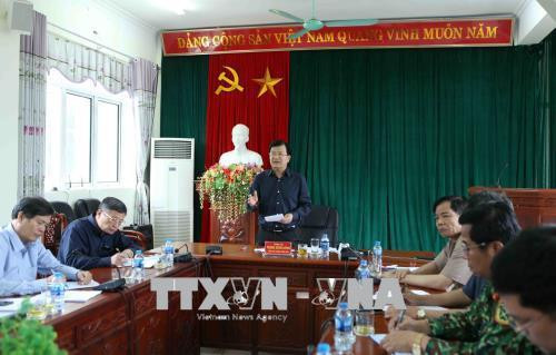 Phó Thủ tướng Trịnh Đình Dũng chỉ đạo các ban, ngành tỉnh Lai Châu cần khẩn trương khắc phục hậu quả do mưa lũ gây ra; tiếp tục tìm kiếm người mất tích và có biện pháp di dời những hộ dân có nguy cơ sạt lở cao. Ảnh: Quý Trung – TTXVN