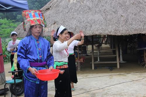 Thầy Mo múc nước té lên trời Thầy Mo múc nước té lên trời