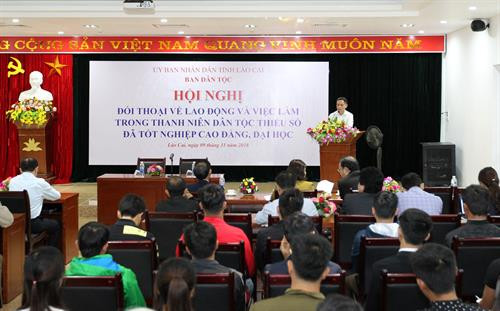 Ban Dân tộc tỉnh Lào Cai mới đây đã tổ chức "Hội nghị đối thoại về lao động và việc làm trong thanh niên dân tộc thiểu số đã tốt nghiệp cao đẳng, đại học" thu hút sự quan tâm của đông đảo thanh niên dân tộc thiểu số sinh sống trên địa bàn. Ảnh: Hương Thu Ban Dân tộc tỉnh Lào Cai mới đây đã tổ chức "Hội nghị đối thoại về lao động và việc làm trong thanh niên dân tộc thiểu số đã tốt nghiệp cao đẳng, đại học" thu hút sự quan tâm của đông đảo thanh niên dân tộc thiểu số sinh sống trên địa bàn. Ảnh: Hương Thu