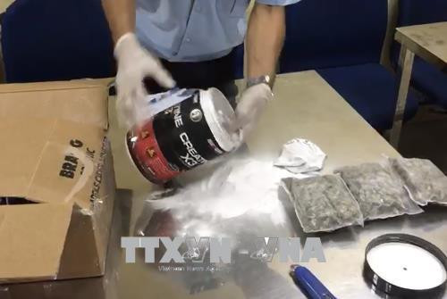 Cần sa được các đối tượng hút chân không, cất giấu ở trong hộp sữa. Ảnh: Anh Tuấn - TTXVN.