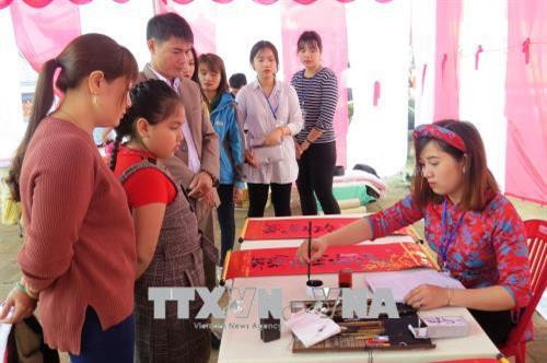 Cho chữ - một hoạt động ý nghĩa tại lễ hội chùa Hoằng Phúc năm 2018. Ảnh: Võ Dung-TTXVN Cho chữ - một hoạt động ý nghĩa tại lễ hội chùa Hoằng Phúc năm 2018. Ảnh: Võ Dung-TTXVN