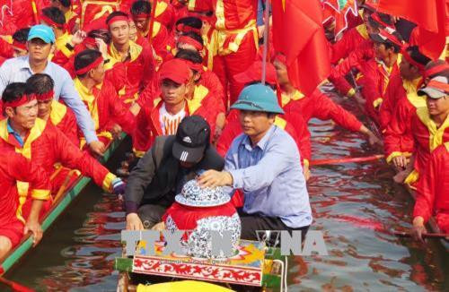 Lễ rước nước tắm cho Phật một nét độc đáo đầy ấn tượng tại lễ hội chùa Hoằng Phúc. Ảnh: Võ Dung-TTXVN Lễ rước nước tắm cho Phật một nét độc đáo đầy ấn tượng tại lễ hội chùa Hoằng Phúc. Ảnh: Võ Dung-TTXVN