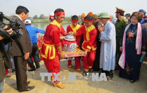 Lễ rước nước tắm cho Phật một nét độc đáo đầy ấn tượng tại lễ hội chùa Hoằng Phúc. Ảnh: Võ Dung-TTXVN Lễ rước nước tắm cho Phật một nét độc đáo đầy ấn tượng tại lễ hội chùa Hoằng Phúc. Ảnh: Võ Dung-TTXVN