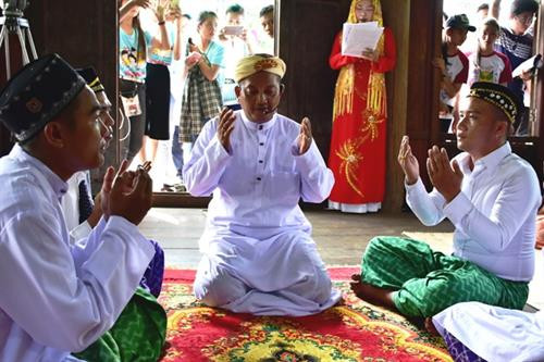 Nghi lễ đọc kinh tại ngôi nhà mới. Nghi lễ đọc kinh tại ngôi nhà mới.