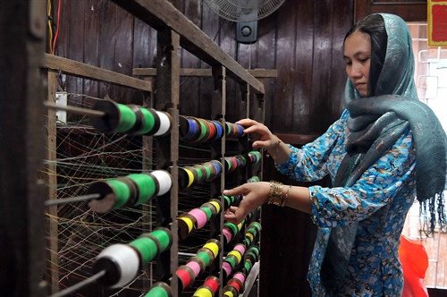 Đồng bào Chăm ở Ninh Thuận phát triển nghề dệt thổ cẩm truyền thống để nâng cao thu nhập. Ảnh: TTXVN Đồng bào Chăm ở Ninh Thuận phát triển nghề dệt thổ cẩm truyền thống để nâng cao thu nhập. Ảnh: TTXVN