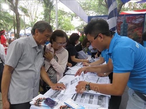 Khách tham quan tìm hiểu các chương trình tour tại ngày hội. Ảnh: Gia Thuận – TTXVN