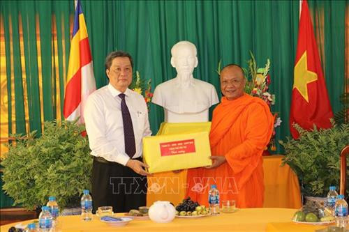 Đồng chí Phạm Văn Hiểu, Phó Bí thư Thường trực Thành ủy, Chủ tịch Hội đồng Nhân dân thành phố Cần Thơ tặng quà cho Hội Đoàn kết sư sãi yêu nước TP Cần Thơ. Ảnh: Ngọc Thiện- TTXVN Đồng chí Phạm Văn Hiểu, Phó Bí thư Thường trực Thành ủy, Chủ tịch Hội đồng Nhân dân thành phố Cần Thơ tặng quà cho Hội Đoàn kết sư sãi yêu nước TP Cần Thơ. Ảnh: Ngọc Thiện- TTXVN