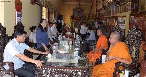 Đoàn công tác Hội đồng dân tộc đến chúc Tết Chôl Chnăm Thmây chùa Cái Giá cũ. Ảnh: Huỳnh Sử - TTXVN Đoàn công tác Hội đồng dân tộc đến chúc Tết Chôl Chnăm Thmây chùa Cái Giá cũ. Ảnh: Huỳnh Sử - TTXVN