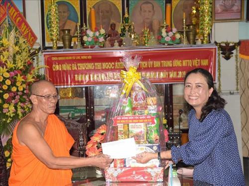 Chủ tịch Hội Liên hiệp Phụ nữ tỉnh Bạc Liêu Trần Thị Hoa Ry tặng quà cho các vị Hòa thượng, Thượng tọa, Đại đức, Achar nhân dịp Tết cổ truyền Chôl Chnăm Thmây. Ảnh: Nhật Bình – TTXVN Chủ tịch Hội Liên hiệp Phụ nữ tỉnh Bạc Liêu Trần Thị Hoa Ry tặng quà cho các vị Hòa thượng, Thượng tọa, Đại đức, Achar nhân dịp Tết cổ truyền Chôl Chnăm Thmây. Ảnh: Nhật Bình – TTXVN