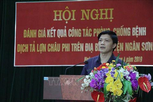 Ông Doanh Thiêm Huy, Phó Chủ tịch UBND huyện Ngân Sơn công bố hết dịch tả lợn châu Phi. Ảnh: Vũ Hoàng Giang - TTXVN Ông Doanh Thiêm Huy, Phó Chủ tịch UBND huyện Ngân Sơn công bố hết dịch tả lợn châu Phi. Ảnh: Vũ Hoàng Giang - TTXVN