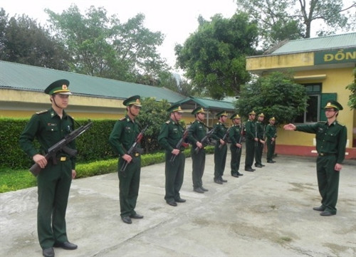 Cán bộ, chiến sỹ Đồn Biên phòng Cửa khẩu Lý Vạn luyện tập điều lệnh đội ngũ. Cán bộ, chiến sỹ Đồn Biên phòng Cửa khẩu Lý Vạn luyện tập điều lệnh đội ngũ.