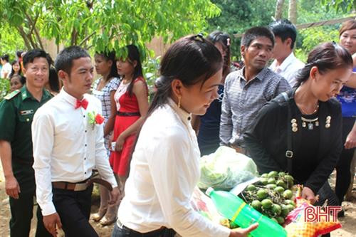 Một số đám cưới ngày nay có lễ vật thay đổi so với đám cưới truyền thống của người Mã Liềng Một số đám cưới ngày nay có lễ vật thay đổi so với đám cưới truyền thống của người Mã Liềng