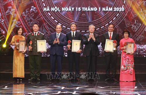 Thủ tướng Nguyễn Xuân Phúc và đồng chí Trần Quốc Vượng, Ủy viên Bộ Chính trị, Thường trực Ban Bí thư trao giải A cho tác giả, nhóm tác giả đạt giải. Ảnh: Doãn Tấn - TTXVN Thủ tướng Nguyễn Xuân Phúc và đồng chí Trần Quốc Vượng, Ủy viên Bộ Chính trị, Thường trực Ban Bí thư trao giải A cho tác giả, nhóm tác giả đạt giải. Ảnh: Doãn Tấn - TTXVN